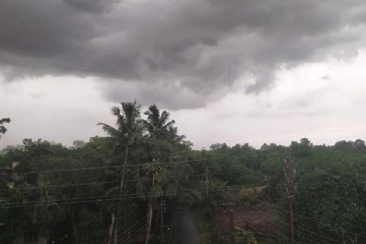 •বৃহস্পতিবার ও শুক্রবার ঝড় বৃষ্টির সম্ভাবনা রয়েছে দক্ষিণবঙ্গে। ঝড় বৃষ্টি হতে পারে শনিবারে রাজ্যে নির্বাচনের চতুর্থ পর্যায়ের দিনেও। বজ্রবিদ্যুৎ সহ বৃষ্টি এবং কোথাও কোথাও শিলা বৃষ্টির সম্ভাবনা রয়েছে দক্ষিণবঙ্গে। ৩০ থেকে ৪০ কিলোমিটার বেগে ঝোড়ো হাওয়া বইতে পারে৷ কোথাও কোথাও দমকা হওয়া ৫০ থেকে ৬০ কিলোমিটার পর্যন্ত বেগে হতে পারে। •বৃহস্পতিবার ও শুক্রবার ঝড় বৃষ্টির সম্ভাবনা রয়েছে দক্ষিণবঙ্গে। ঝড় বৃষ্টি হতে পারে শনিবারে রাজ্যে নির্বাচনের চতুর্থ পর্যায়ের দিনেও। বজ্রবিদ্যুৎ সহ বৃষ্টি এবং কোথাও কোথাও শিলা বৃষ্টির সম্ভাবনা রয়েছে দক্ষিণবঙ্গে। ৩০ থেকে ৪০ কিলোমিটার বেগে ঝোড়ো হাওয়া বইতে পারে৷ কোথাও কোথাও দমকা হওয়া ৫০ থেকে ৬০ কিলোমিটার পর্যন্ত বেগে হতে পারে।