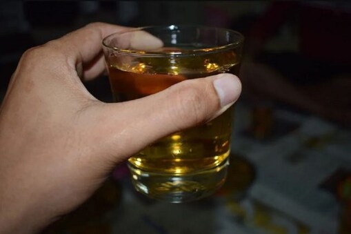 ‘ওষুধে আমার কাজ হবে না, ‘পেগ’ই কাজের কাজ হবে’, মদের লাইনে দাঁড়ানো প্রৌঢ়ার ভিডিও ভাইরাল