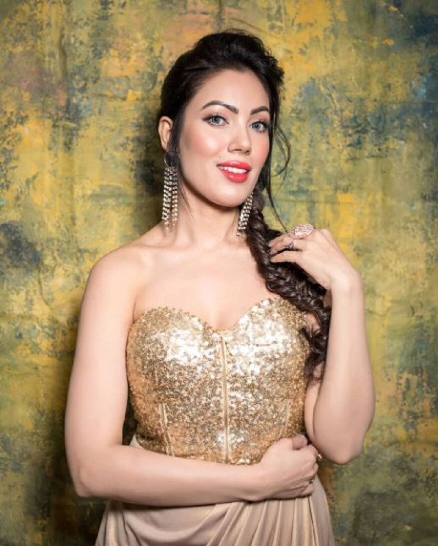 পোস্ট শেয়ার করে তিনি আরও লিখেছেন এভাবে নিজের অভিজ্ঞতা লিখতে গিয়ে তাঁর চোখ ফেটে জল আসে৷ তাঁর পাশের বাড়ির কাকা-র ভয়ানক দৃষ্টি থেকে ভয় পেতেন৷ নিজের অবসরে তাঁর শরীর নিয়ে খেলত সেই সেই কাকা৷ সে আবার এই বলে হুমকি দিত কাউকে এটা জানিয়ে দেওয়া হলে তাহলে সে দেখে নেবে৷ Photo Courtesy- mmoonstar/Instagram পোস্ট শেয়ার করে তিনি আরও লিখেছেন এভাবে নিজের অভিজ্ঞতা লিখতে গিয়ে তাঁর চোখ ফেটে জল আসে৷ তাঁর পাশের বাড়ির কাকা-র ভয়ানক দৃষ্টি থেকে ভয় পেতেন৷ নিজের অবসরে তাঁর শরীর নিয়ে খেলত সেই সেই কাকা৷ সে আবার এই বলে হুমকি দিত কাউকে এটা জানিয়ে দেওয়া হলে তাহলে সে দেখে নেবে৷ Photo Courtesy- mmoonstar/Instagram