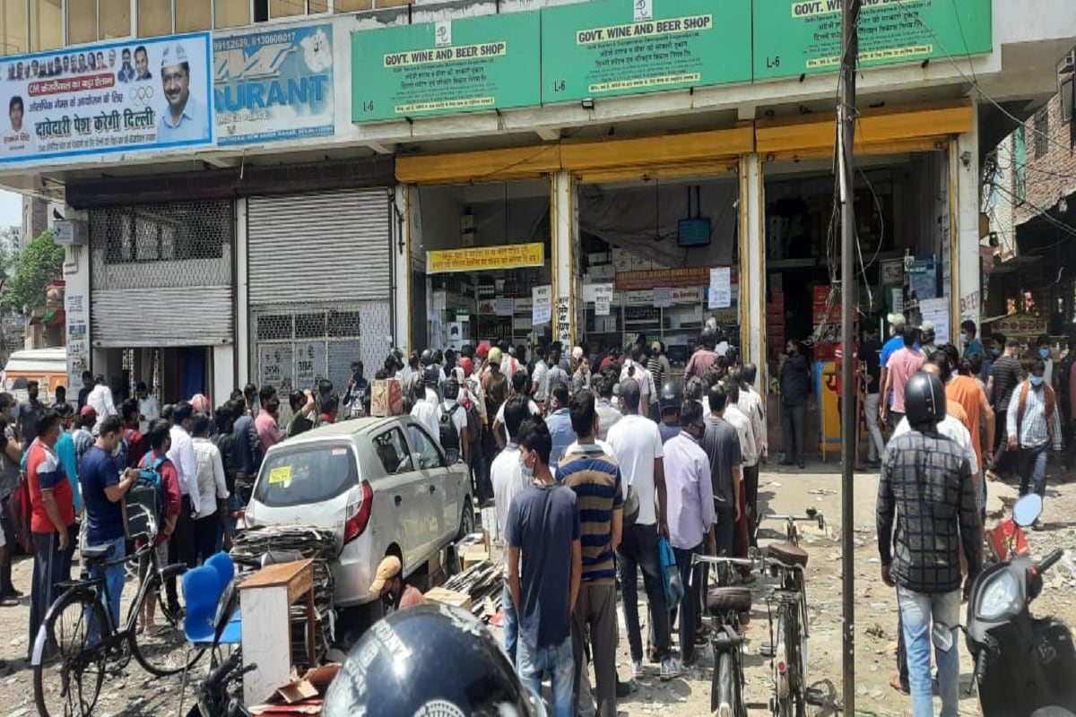 *গত ২৪ ঘণ্টায় দিল্লিতে (Delhi)করোনা আক্রান্তের সংখ্যা ২৪ হাজার, যা সর্বকালীন রেকর্ড। পরিসংখ্যান অনুযায়ী, রাজ্যের প্রতি তিনজনের মধ্যে একজন করোনা আক্রান্ত। (Corona POsitive) এমতাবস্থায় সংক্রমণে রাশ টানতে লকডাউন (Lockdown)ঘোষণা করা হয়েছে। মুখ্যমন্ত্রী অরবিন্দ কেজরিওয়াল জানিয়েছেন, স্বাস্থ্য পরিষেবা যথাসম্ভব উন্নত করার চেষ্টা করা হচ্ছে। *গত ২৪ ঘণ্টায় দিল্লিতে (Delhi)করোনা আক্রান্তের সংখ্যা ২৪ হাজার, যা সর্বকালীন রেকর্ড। পরিসংখ্যান অনুযায়ী, রাজ্যের প্রতি তিনজনের মধ্যে একজন করোনা আক্রান্ত। (Corona POsitive) এমতাবস্থায় সংক্রমণে রাশ টানতে লকডাউন (Lockdown)ঘোষণা করা হয়েছে। মুখ্যমন্ত্রী অরবিন্দ কেজরিওয়াল জানিয়েছেন, স্বাস্থ্য পরিষেবা যথাসম্ভব উন্নত করার চেষ্টা করা হচ্ছে।