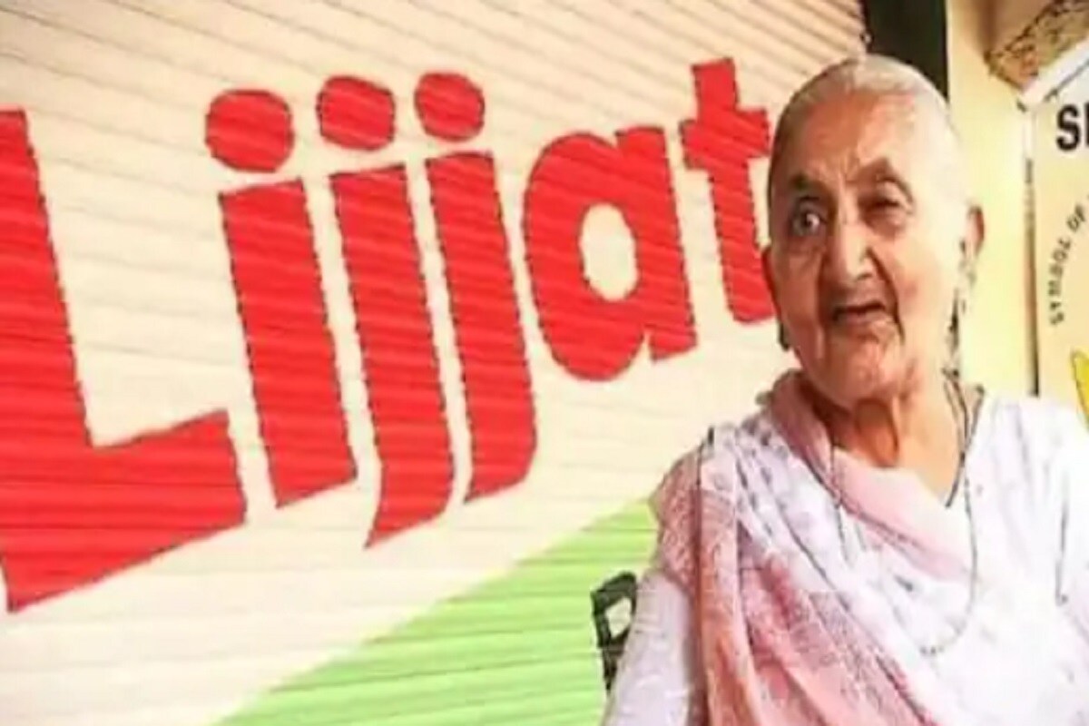তাঁদের সঙ্গে আরও একজন মহিলা ছিলেন যিনি পাঁপড় বিক্রি করবার দায়িত্ব পেয়েছিলেন ৷ ৮০ টাকা ধার নিয়ে যাত্রা শুরু করেচিলেন তাঁরা ৷ পাঁপড় তৈরির মেশিন ও প্রয়োজনীয় সামগ্রী কেনা হয়েছিল ৷ প্রথমে চার প্যাকেট পাঁপড় প্রস্তুতে করে এক ব্যবসায়ীর কাছে বিক্রি করেছিলেন ৷ প্রতীকী ছবি ৷ তাঁদের সঙ্গে আরও একজন মহিলা ছিলেন যিনি পাঁপড় বিক্রি করবার দায়িত্ব পেয়েছিলেন ৷ ৮০ টাকা ধার নিয়ে যাত্রা শুরু করেচিলেন তাঁরা ৷ পাঁপড় তৈরির মেশিন ও প্রয়োজনীয় সামগ্রী কেনা হয়েছিল ৷ প্রথমে চার প্যাকেট পাঁপড় প্রস্তুতে করে এক ব্যবসায়ীর কাছে বিক্রি করেছিলেন ৷ প্রতীকী ছবি ৷