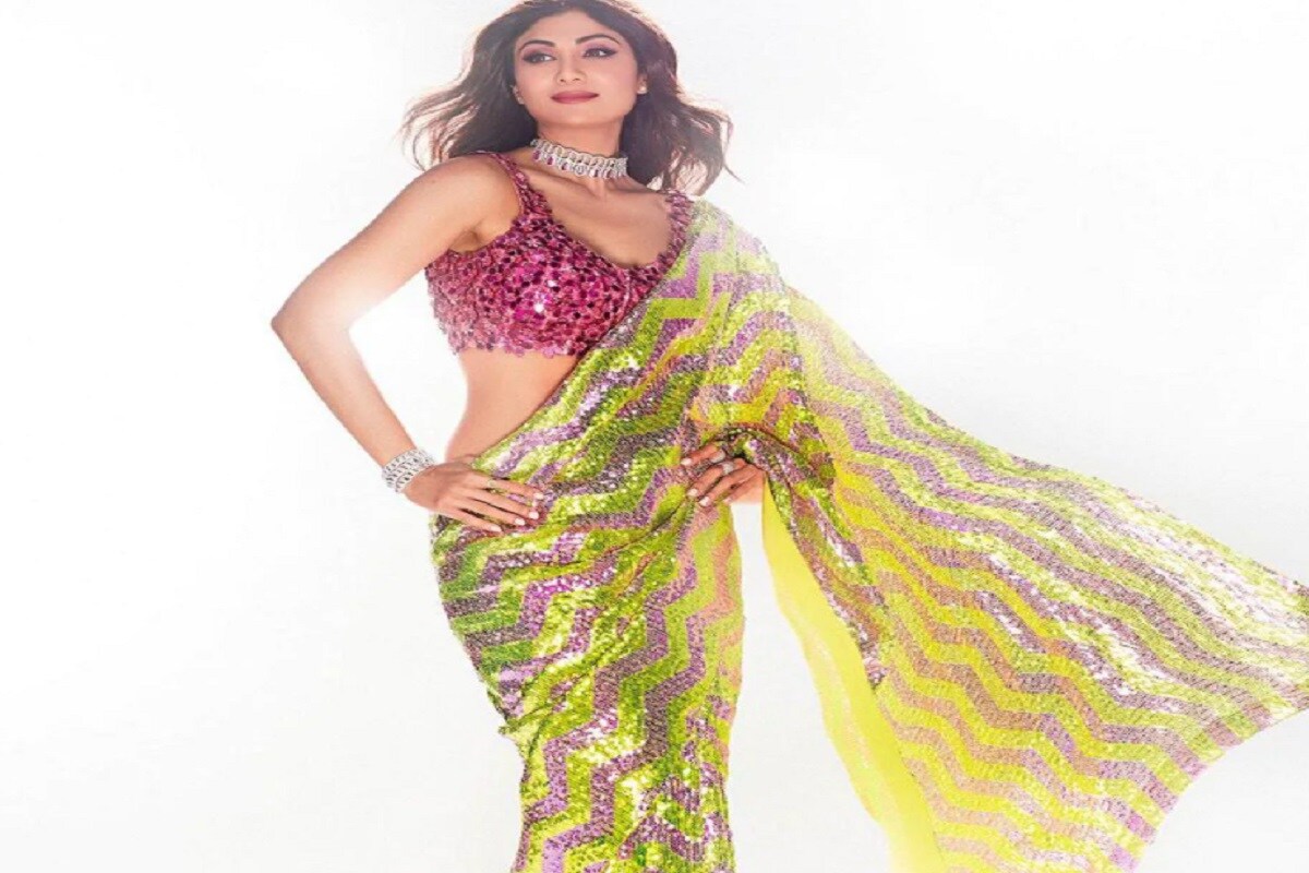 শিল্পা শেট্টি কুন্দ্রার (Shilpa Shetty Kundra) বয়স ৪৫ বছর ৷ এই বয়সেও বহু সুন্দরীকে দাঁড় করিয়ে তিনি গোল দিতে পারেন ৷ একের পর এক সুপারহিট ছবির দৌলতে আজও বলিউডের প্রথম সারির নায়িকার নাম নিতে হলে অবশ্যই শিল্পার নাম নিতে হয় ৷ বলিউডের গড়িয়া যিনি সবারই মন অনেকদিন আগেই চুরি করেছেন ৷ ছবি সৌজন্যে ইনস্টাগ্রাম ৷ শিল্পা শেট্টি কুন্দ্রার (Shilpa Shetty Kundra) বয়স ৪৫ বছর ৷ এই বয়সেও বহু সুন্দরীকে দাঁড় করিয়ে তিনি গোল দিতে পারেন ৷ একের পর এক সুপারহিট ছবির দৌলতে আজও বলিউডের প্রথম সারির নায়িকার নাম নিতে হলে অবশ্যই শিল্পার নাম নিতে হয় ৷ বলিউডের গড়িয়া যিনি সবারই মন অনেকদিন আগেই চুরি করেছেন ৷ ছবি সৌজন্যে ইনস্টাগ্রাম ৷