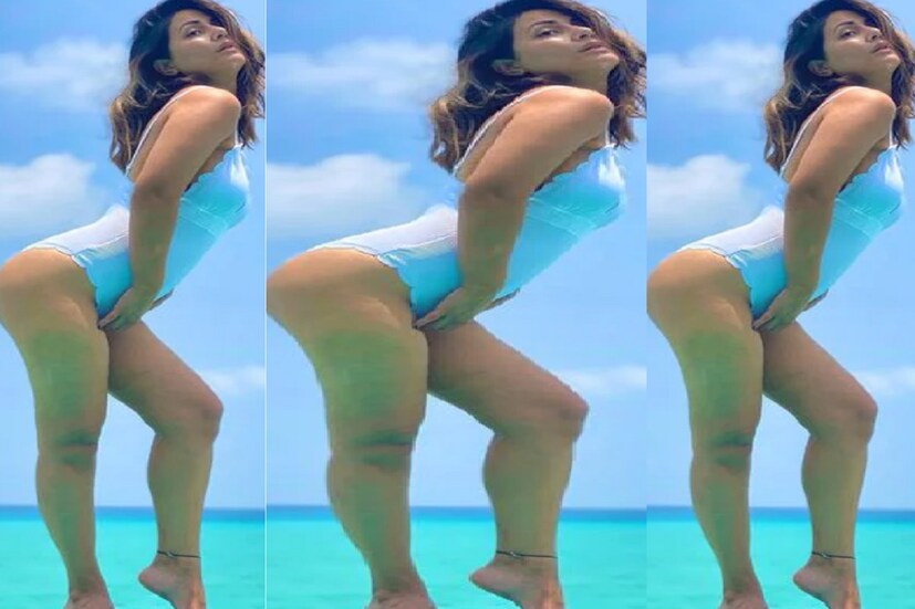 নীল মনকিনিতে হিনা খান (Hina Khan) সোশ্যাল মিডিয়ায় ঝড় তুলেছেন, প্রতিটি ছবি অত্যন্ত সুপার হট বেশে হিনা খান ঝড় তুলেছেন ৷ ছবি সৌজন্যে Instagram.