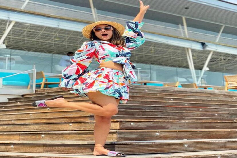 ছাপাছাপা হাঁটুর উপরেরর পোশাকে হিনা খান (Hina Khan) যেন আরও মোহময়ী ৷ ছবি সৌজন্যে Instagram.