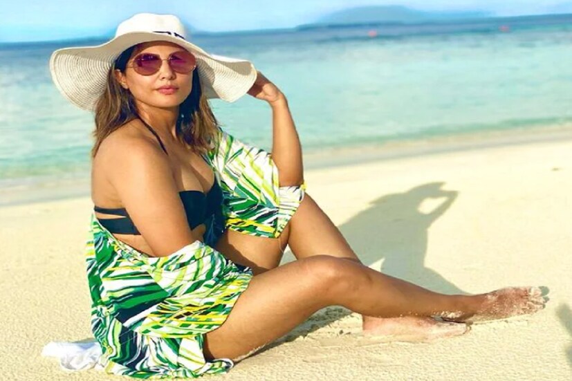 বিকিনি ও টপ পরে সমুদ্রের পাড় আরও গরম করছেন হিনা খান (Hina Khan) ৷ ছবি সৌজন্যে Instagram.