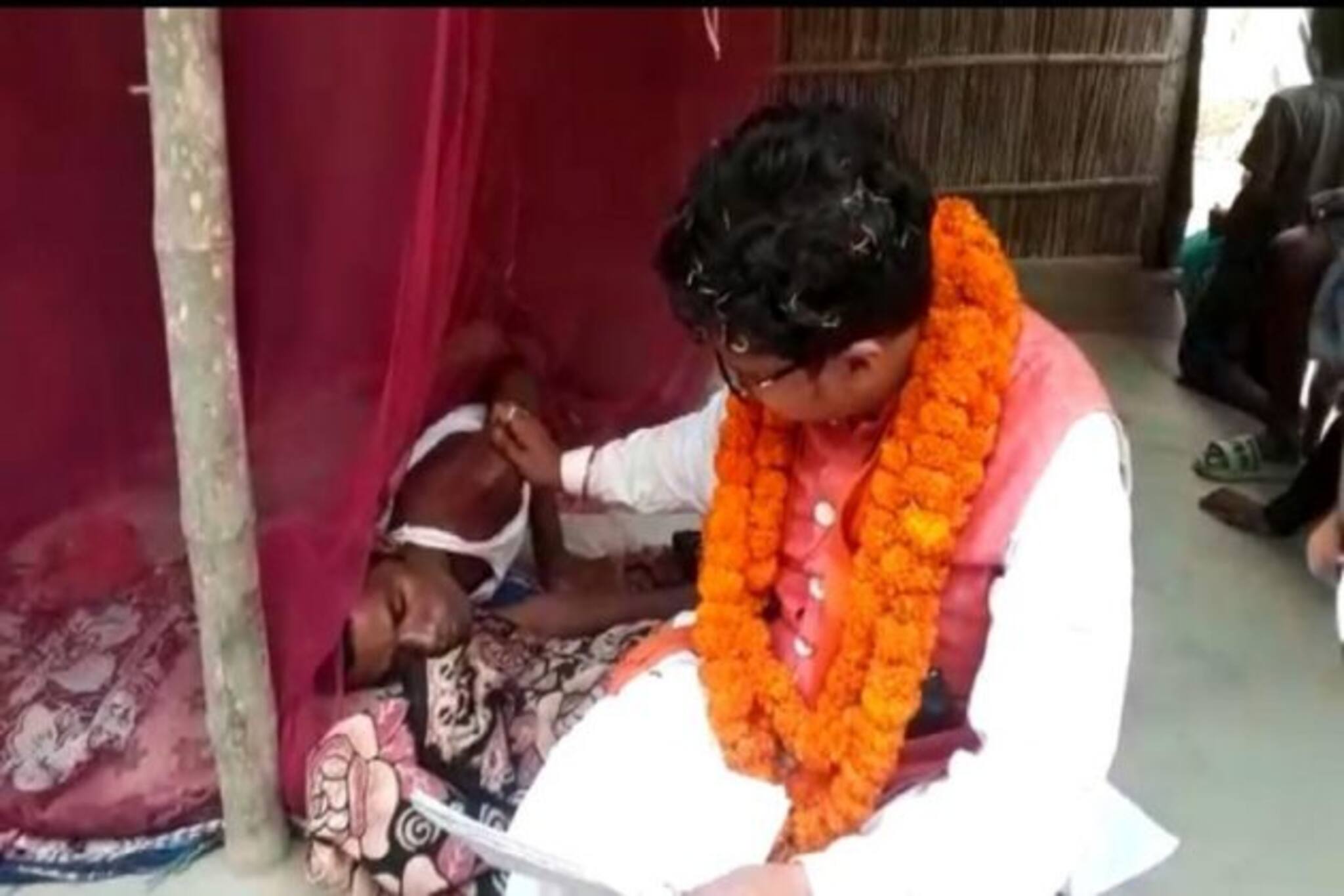 ভোটের প্রচারের মাঝেই অসুস্থ রোগীর চিকিৎসা করলেন চাকুলিয়ার বিজেপি প্রার্থী সচিন প্রসাদ