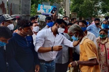 ব্যারাকপুরের মানুষের পাশে রাজ চক্রবর্তী, সবার হাতে তুলে দিলেন মাস্ক-স্যানিটাইজার