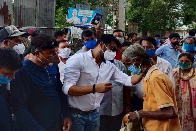 করোনার দ্বিতীয় ঢেউয়ে নাজেহাল অবস্থা বাংলার মানুষের ৷ সংক্রমণের সংখ্যা ক্রমশই ঊর্ধ্বমুখী ৷ রাজ্যে দৈনিক সংক্রমণের সংখ্যা প্রায় ২০ হাজারের কাছাকাছি ৷ কার্যত লকডাউন ঘোষণা হওয়ার পর থেকেই অনেক মানুষকেই অনেক সমস্যার মধ্যে দিয়ে যেতে হচ্ছে ৷ এই অবস্থায় অসহায় মানুষদের পাশে দাঁড়াতে নেমে পড়েছেন ব্যারাকপুর বিধানসভা কেন্দ্রের নব নির্বাচিত বিধায়ক রাজ চক্রবর্তী ৷ Photo Courtesy: Kankurgachi TMC Chhatra Parishad/Raj Chakraborty