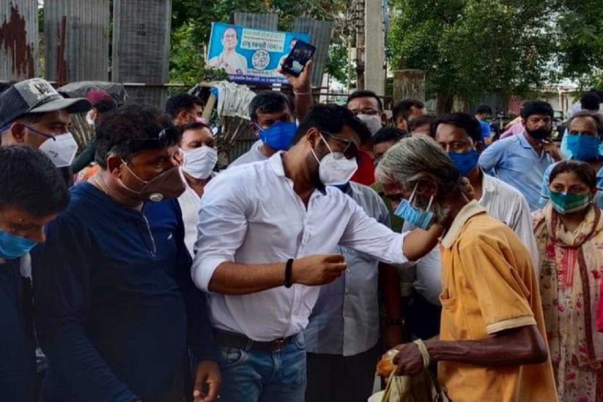 Raj Chakraborty: ব্যারাকপুরের মানুষের পাশে রাজ চক্রবর্তী, সবার হাতে তুলে দিলেন মাস্ক-স্যানিটাইজার-খাবারের প্যাকেট