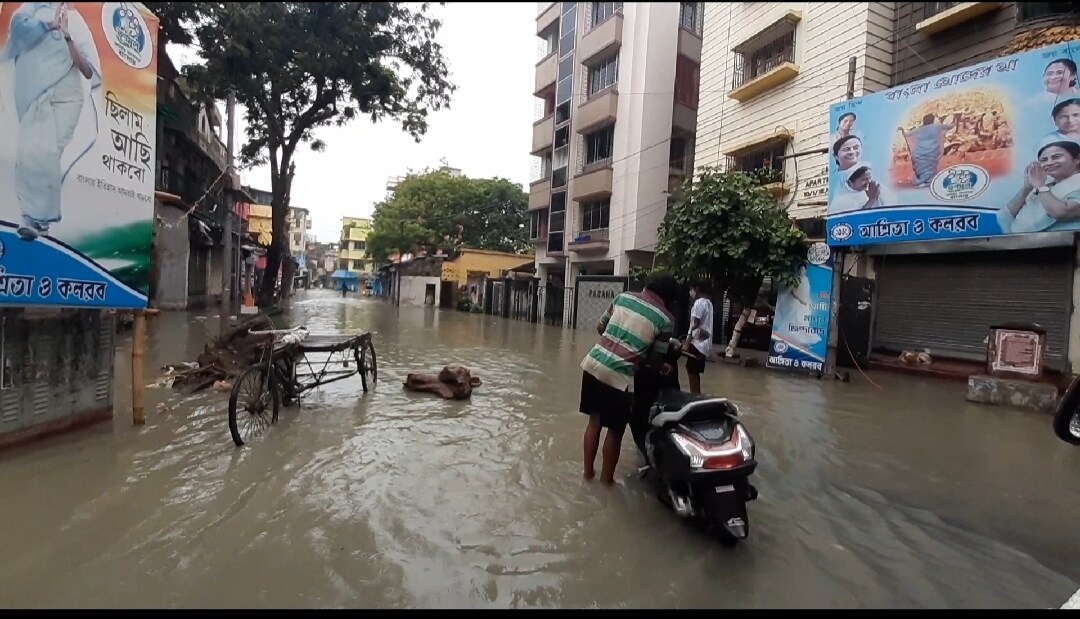 *একে ঘূর্ণিঝড় ইয়াসের (Cyclone Yaas) জের। তার উপরে গঙ্গায় জোয়ার। দুইয়ের যোগফলে কলকাতাতেও রীতিমতো ফুঁসছে গঙ্গা (River Ganges)। জল বেড়ে বেলুড়ে ডুবে গিয়েছে স্নানের ঘাট। তবে মন্দিরে আজ আর অতুন করে জল ঢোকেনি। *একে ঘূর্ণিঝড় ইয়াসের (Cyclone Yaas) জের। তার উপরে গঙ্গায় জোয়ার। দুইয়ের যোগফলে কলকাতাতেও রীতিমতো ফুঁসছে গঙ্গা (River Ganges)। জল বেড়ে বেলুড়ে ডুবে গিয়েছে স্নানের ঘাট। তবে মন্দিরে আজ আর অতুন করে জল ঢোকেনি।