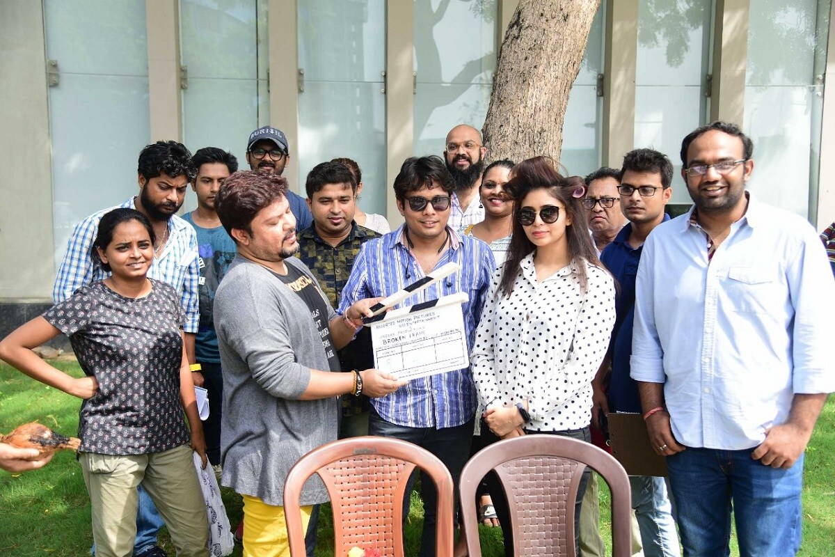 'কেক ওয়াক', 'সিজনস গ্রিটিং' ও 'রিকশা ওয়ালা'-র সাফল্যের পর রাম কমল এবার প্রস্তুত 'ব্রোকেন ফ্রেম' নিয়ে। ছবিটি রাম কমলের বই 'লং আইল্যান্ড আইসড টি'-র গল্পের অবিলম্বে তৈরি এই ছবি। এই বই টি ৮ টি ছোট গল্পের একটি সংকলন। এই বইয়ের প্রথম অধ্যায় কেই রাম কমল বেছে নিয়েছেন ছবির বিষয় হিসেবে। 'কেক ওয়াক', 'সিজনস গ্রিটিং' ও 'রিকশা ওয়ালা'-র সাফল্যের পর রাম কমল এবার প্রস্তুত 'ব্রোকেন ফ্রেম' নিয়ে। ছবিটি রাম কমলের বই 'লং আইল্যান্ড আইসড টি'-র গল্পের অবিলম্বে তৈরি এই ছবি। এই বই টি ৮ টি ছোট গল্পের একটি সংকলন। এই বইয়ের প্রথম অধ্যায় কেই রাম কমল বেছে নিয়েছেন ছবির বিষয় হিসেবে।