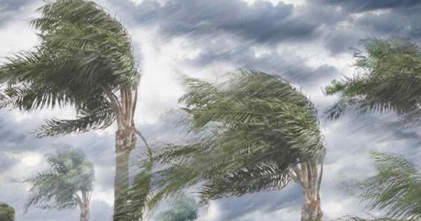 • আইএমডি এক বিবৃতিতে জানিয়েছে, শুক্রবার সকাল থেকেই দক্ষিণপূর্ব আরব সাগরে গভীর নিম্নচাপ সৃষ্টি হতে চলেছে।  যার জেরে লাক্ষাদ্বীপ সংলগ্ন উপকূলবর্তী এলাকায় প্রবল ঝড় বৃষ্টির সম্ভাবনা রয়েছে। ঘূর্ণিঝড় আসতে আসতে দক্ষিণ-পশ্চিমের দিকে সরতে থাকবে।