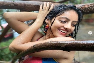 সোশ্যাল মিডিয়ায় আচমকাই ট্রেন্ডিংয়ে টেলিভিশনের জনপ্রিয় অভিনেত্রী দীপিকা সিং (Deepika Singh)। কিন্তু কারণটা একেবারেই উপযুক্ত নয়। দিয়া অওর বাতি হাম-এর জনপ্রিয় অভিনেত্রী ইনস্টাগ্রামে তাঁর নতুন ছবিগুচ্ছ শেয়ার করার পর থেকেই চরম ট্রোলড হচ্ছেন তিনি। কিন্তু কারণটা কী? সোশ্যাল মিডিয়ায় আচমকাই ট্রেন্ডিংয়ে টেলিভিশনের জনপ্রিয় অভিনেত্রী দীপিকা সিং (Deepika Singh)। কিন্তু কারণটা একেবারেই উপযুক্ত নয়। দিয়া অওর বাতি হাম-এর জনপ্রিয় অভিনেত্রী ইনস্টাগ্রামে তাঁর নতুন ছবিগুচ্ছ শেয়ার করার পর থেকেই চরম ট্রোলড হচ্ছেন তিনি। কিন্তু কারণটা কী?