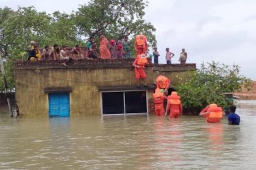 জলস্তর বৃদ্ধির ভয় ও আতঙ্কে পাকা বাড়ির ছাদে আশ্রয় নিয়েছেন সেখানকার গ্রামবাসীরা। ঘূর্ণিঝড় ইয়াস আছড়ে পড়ার পরেই ক্ষতিগ্রস্ত মানুষকে উদ্ধারের কাজ শুরু করে জাতীয় দুর্যোগ মোকাবিলা দল NDRF। দক্ষিণ ২৪ পরগনার কুলপি ব্লকের মশামারি গ্রাম থেকে বহু মানুষকে উদ্ধার করে তাঁরা। দক্ষিণ ২৪ পরগনার ১৫টি বাঁধ ভেঙেছে। পূর্ব মেদিনীপুরে ৫১টি বাঁধ ভেঙেছে। বাঁধ ভাঙার জেরে সাগরের ধসপাড়া-সুমতিনগর গ্রাম পঞ্চায়েতের বিস্তীর্ণ এলাকা জলমগ্ন হয়ে পড়েছে।