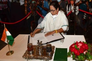পশ্চিমবঙ্গের মুখ্যমন্ত্রী হিসেবে তৃতীয়বার শপথ নিলেন মমতা বন্দ্যোপাধ্যায়। বুধবার রাজভবনে তাঁকে শপথবাক্য পাঠ করালেন রাজ্যপাল জগদীপ ধনখড়। শপথ নেওয়ার পর স্বাক্ষর করছেন মমতা বন্দ্যোপাধ্যায়। নীল পাড় সাদা শাড়ি আর হাওয়াই চটি পড়ে মমতা বন্দোপাধ্যায় হাজির হয়েছিলেন শপথ গ্রহণ অনুষ্ঠানে। পশ্চিমবঙ্গের মুখ্যমন্ত্রী হিসেবে তৃতীয়বার শপথ নিলেন মমতা বন্দ্যোপাধ্যায়। বুধবার রাজভবনে তাঁকে শপথবাক্য পাঠ করালেন রাজ্যপাল জগদীপ ধনখড়। শপথ নেওয়ার পর স্বাক্ষর করছেন মমতা বন্দ্যোপাধ্যায়। নীল পাড় সাদা শাড়ি আর হাওয়াই চটি পড়ে মমতা বন্দোপাধ্যায় হাজির হয়েছিলেন শপথ গ্রহণ অনুষ্ঠানে।