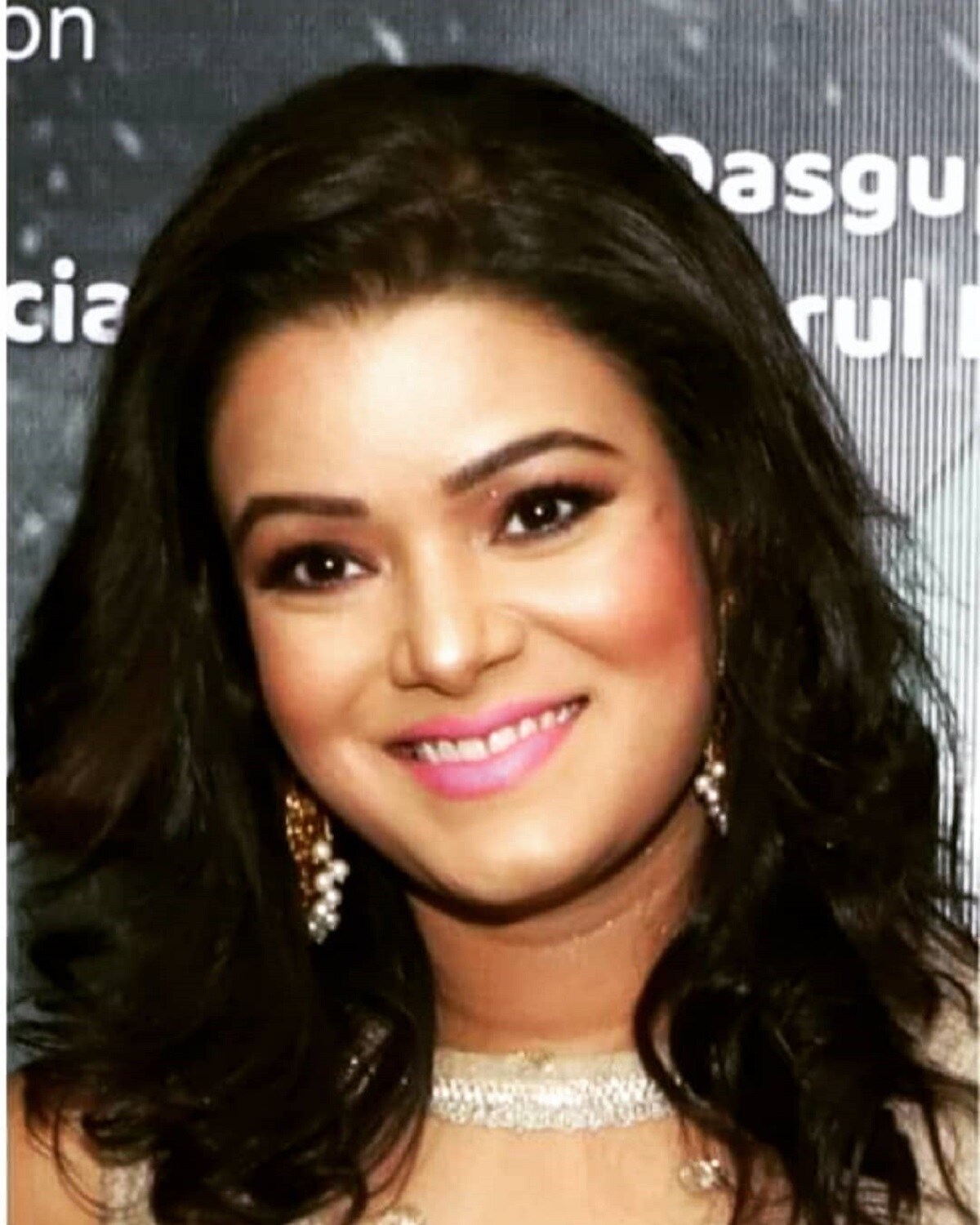 •একে করোনার সময়৷ তারপর গর্ভাস্থার থেকেই কাজে বিরতি নিয়েছিলেন অভিনেত্রী৷ তাই কোনও কাজ করছিলেন না তিনি৷ সেকথা নিজেই ফেসবুকে জানিয়ে দেন সোনালী৷ •একে করোনার সময়৷ তারপর গর্ভাস্থার থেকেই কাজে বিরতি নিয়েছিলেন অভিনেত্রী৷ তাই কোনও কাজ করছিলেন না তিনি৷ সেকথা নিজেই ফেসবুকে জানিয়ে দেন সোনালী৷
