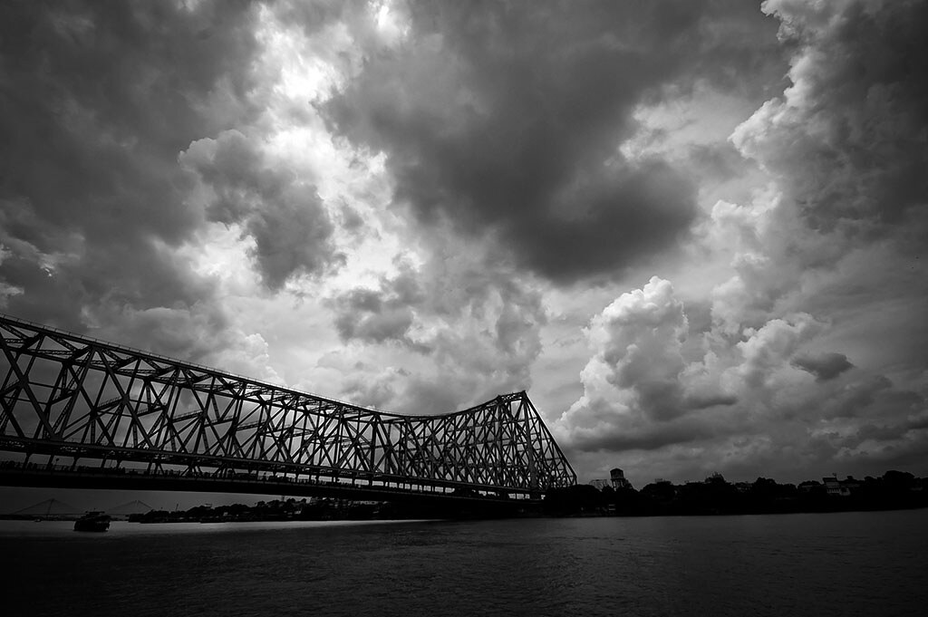 • দক্ষিণবঙ্গে আগামী ৪৮ ঘণ্টায় কালবৈশাখীর পূর্বাভাস। গাঙ্গেয় পশ্চিমবঙ্গের জেলাগুলিতে ৫০ থেকে ৬০ কিলোমিটার বেগে দমকা ঝড়ো হাওয়া বইবে। সঙ্গে বজ্রবিদ্যুৎ সহ বৃষ্টি কোথাও কোথাও ভারী বৃষ্টির পূর্বাভাস। ভারী বৃষ্টি হবে নদিয়া, মুর্শিদাবাদ এবং উত্তর ও দক্ষিণ ২৪ পরগনায়, পূর্ব ও পশ্চিম মেদিনীপুরে। কলকাতাতেও ভারী বৃষ্টির সম্ভাবনা। দক্ষিণবঙ্গের অন্যান্য জেলাতে ঝড় বৃষ্টির পূর্বাভাস। • দক্ষিণবঙ্গে আগামী ৪৮ ঘণ্টায় কালবৈশাখীর পূর্বাভাস। গাঙ্গেয় পশ্চিমবঙ্গের জেলাগুলিতে ৫০ থেকে ৬০ কিলোমিটার বেগে দমকা ঝড়ো হাওয়া বইবে। সঙ্গে বজ্রবিদ্যুৎ সহ বৃষ্টি কোথাও কোথাও ভারী বৃষ্টির পূর্বাভাস। ভারী বৃষ্টি হবে নদিয়া, মুর্শিদাবাদ এবং উত্তর ও দক্ষিণ ২৪ পরগনায়, পূর্ব ও পশ্চিম মেদিনীপুরে। কলকাতাতেও ভারী বৃষ্টির সম্ভাবনা। দক্ষিণবঙ্গের অন্যান্য জেলাতে ঝড় বৃষ্টির পূর্বাভাস।