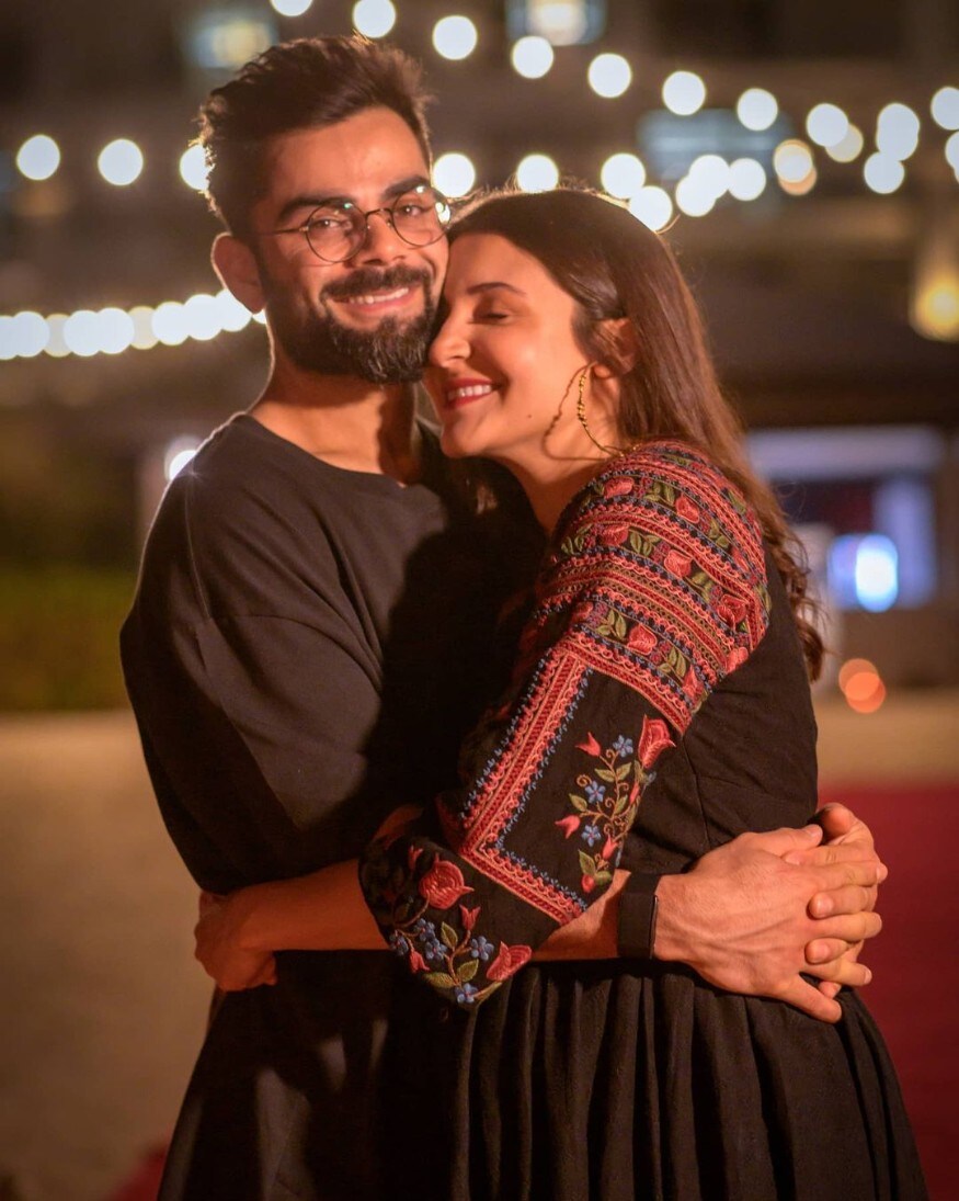 কালো ছাপাছাপা টিউনিকে মোহময়ী অনুষ্কা ৷ রঙের জেল্লার সঙ্গে তুমুল গ্ল্যামার অনুষ্কার ৷ স্বামী বিরাট কোহলিকে জড়িয়ে ধরে আছেন অনুষ্কা শর্মা ৷ (Image: Instagram) কালো ছাপাছাপা টিউনিকে মোহময়ী অনুষ্কা ৷ রঙের জেল্লার সঙ্গে তুমুল গ্ল্যামার অনুষ্কার ৷ স্বামী বিরাট কোহলিকে জড়িয়ে ধরে আছেন অনুষ্কা শর্মা ৷ (Image: Instagram)