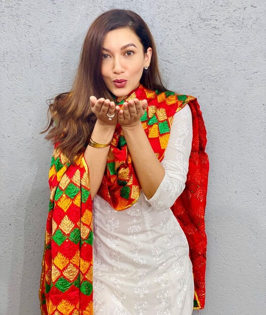 সাদা সালোয়ারের সঙ্গে রহিন ওড়নায় কামাল দেখিয়েছেন গহর খান ৷ ছবি সৌজন্যে ইনস্টাগ্রাম ৷