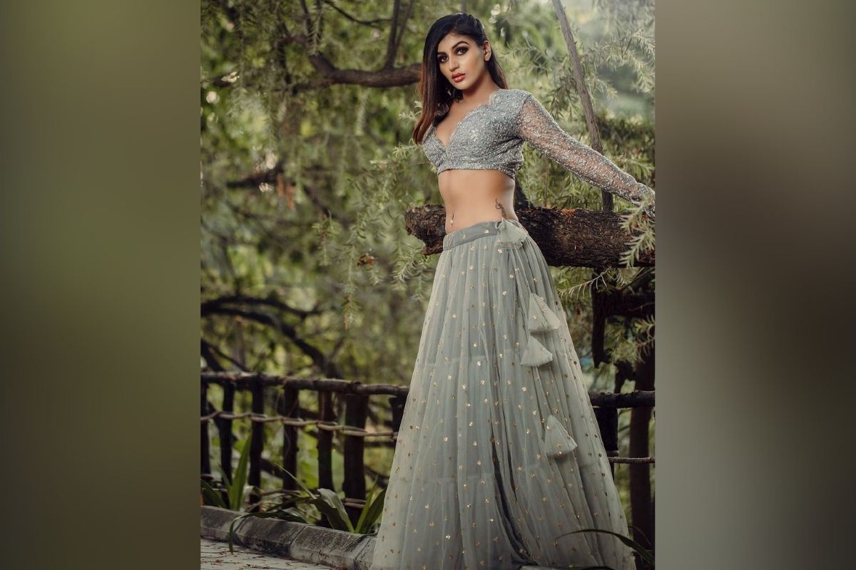যে রকম ভাবে বেশিরভাগ সেলিব্রিটির ফ্যান ফলোয়ার সংখ্যা অনেক বেশি থাকে, তাঁকে পছন্দ করে আবার কেউ কেউ অপছন্দও করেন ৷ ভাল লাগলে ছবিতে ভাল মন্তব্য করে ভরিয়ে দেন নয়তো খারাপ মন্তব্য করতেও পিছপা হননা ৷ এমনই এক ঘটনা ঘটেছে এই ক্ষেত্রে ৷ ছবি সৌজন্যে ইনস্টাগ্রাম ৷ যে রকম ভাবে বেশিরভাগ সেলিব্রিটির ফ্যান ফলোয়ার সংখ্যা অনেক বেশি থাকে, তাঁকে পছন্দ করে আবার কেউ কেউ অপছন্দও করেন ৷ ভাল লাগলে ছবিতে ভাল মন্তব্য করে ভরিয়ে দেন নয়তো খারাপ মন্তব্য করতেও পিছপা হননা ৷ এমনই এক ঘটনা ঘটেছে এই ক্ষেত্রে ৷ ছবি সৌজন্যে ইনস্টাগ্রাম ৷