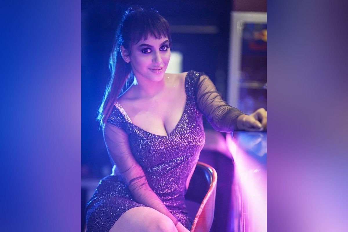 ২০১৬ সালে যাশিকা অভিনয় জগতে পা রেখেছিলেন ৷ সব থেকে বড় সাফল্য পেয়েছিলেন ২০১৮ সালে তামিল বিগ বসে প্রতিযোগী রূপে দেখতে পাওয়া গিয়েছিল যাশিকাকে ৷ ছবি সৌজন্যে ইনস্টাগ্রাম ৷ ২০১৬ সালে যাশিকা অভিনয় জগতে পা রেখেছিলেন ৷ সব থেকে বড় সাফল্য পেয়েছিলেন ২০১৮ সালে তামিল বিগ বসে প্রতিযোগী রূপে দেখতে পাওয়া গিয়েছিল যাশিকাকে ৷ ছবি সৌজন্যে ইনস্টাগ্রাম ৷