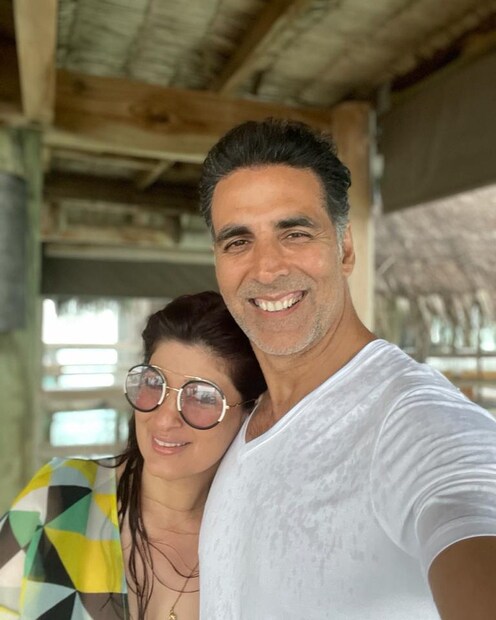 টুইঙ্কল খান্না-অক্ষয় কুমার (Twinkle Khanna-Akshay Kumar): বলিউডের মিস্টার অ্যান্ড মিসেস খিলাড়ি অক্ষয় কুমার ও টুইঙ্কল খান্না প্রথম থেকেই কোমর বেঁধে নেমেছেন ৷ একটি স্বেচ্ছাসেবী সংস্থার সঙ্গে মিলে অক্সিজেনের সিলিন্ডার দান করেছেন ৷ ছবি সৌজন্যে ইনস্টাগ্রাম ৷ 