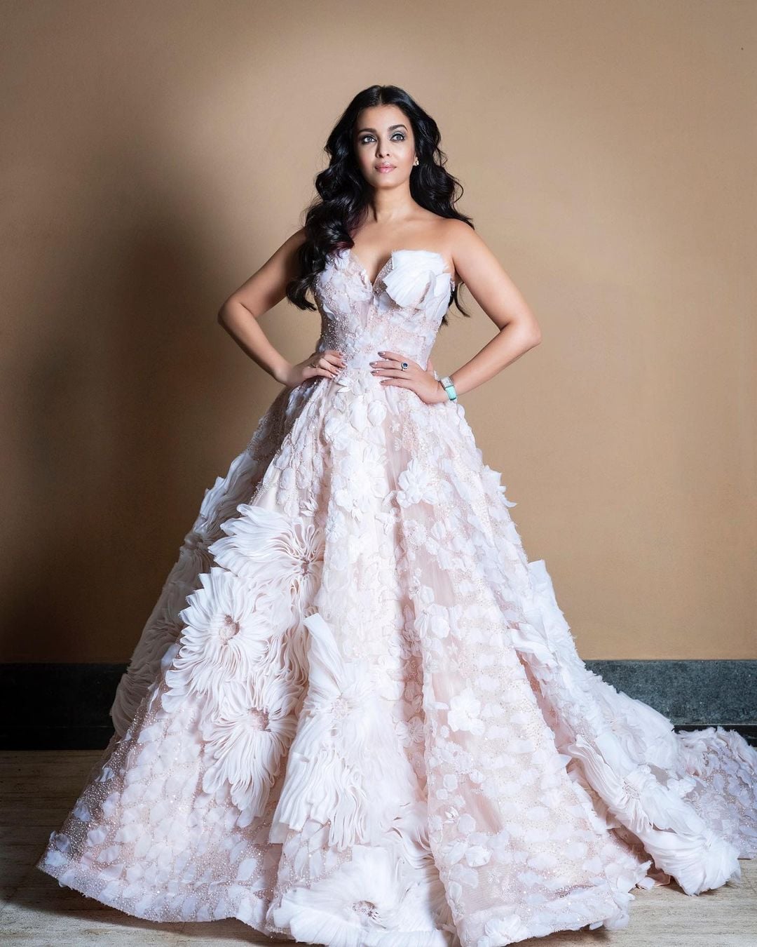 *ঐশ্বর্য রাই বচ্চন (Aishwarya Rai Bachchan): মেয়ের হওয়ার পরেও বিন্দুমাত্র চেহারার পরিবর্তন হয়নি প্রাক্তন বিশ্ব সুন্দরী ঐশ্বর্য রাই বচ্চনের। কমেনি গ্ল্যামার। মেয়ে আরাধ্যার বয়স ৮ পেরিয়েছে। ছবিঃ ইনস্টাগ্রাম। *ঐশ্বর্য রাই বচ্চন (Aishwarya Rai Bachchan): মেয়ের হওয়ার পরেও বিন্দুমাত্র চেহারার পরিবর্তন হয়নি প্রাক্তন বিশ্ব সুন্দরী ঐশ্বর্য রাই বচ্চনের। কমেনি গ্ল্যামার। মেয়ে আরাধ্যার বয়স ৮ পেরিয়েছে। ছবিঃ ইনস্টাগ্রাম।