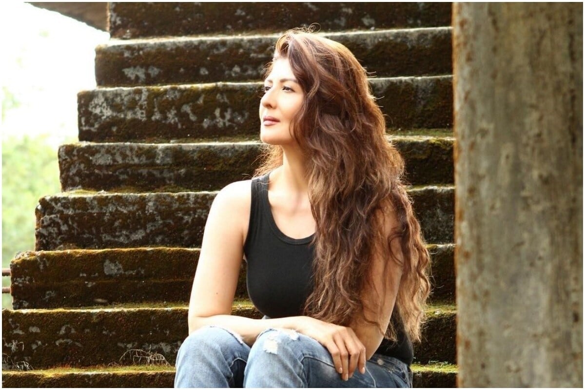 সঙ্গিতী বিজলানি। একটা সময় তাঁর সঙ্গে মহম্মদল আজহারুদ্দিনের প্রেম টক অফ দ্য টাউন ছিল।তাঁদের সম্পর্ক অবশ্য বেশিদিন টেকেনি। ১৯৯৬ সাল থেকে তাঁদের সম্পর্কের শুরু। ২০১০ সালেই বিচ্ছেদ। আর বিয়ের পর থেকেই সঙ্গীতার কেরিয়ারে ব্যাপক প্রভাব পড়ে। (Sangeeta Bijlani/Instagram) সঙ্গিতী বিজলানি। একটা সময় তাঁর সঙ্গে মহম্মদল আজহারুদ্দিনের প্রেম টক অফ দ্য টাউন ছিল।তাঁদের সম্পর্ক অবশ্য বেশিদিন টেকেনি। ১৯৯৬ সাল থেকে তাঁদের সম্পর্কের শুরু। ২০১০ সালেই বিচ্ছেদ। আর বিয়ের পর থেকেই সঙ্গীতার কেরিয়ারে ব্যাপক প্রভাব পড়ে। (Sangeeta Bijlani/Instagram)