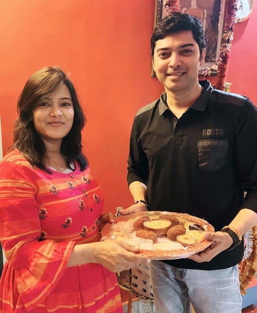 •এই খুশির খবরে তাঁর কাছের বন্ধু ও আত্মীয়রা শুভেচ্ছা জানিয়েছেন তাঁকে৷ এর আগে যদিও তাঁর বন্ধু অভিনেতা ভাস্বর চট্টোপাধ্যায় তাঁকে এক থালা মিষ্টি উপহার দিয়েছিলেন৷ এবং সবটাই সোনালী খেয়েছেন বলে জানিয়েছিলেন ভাস্বর৷ 