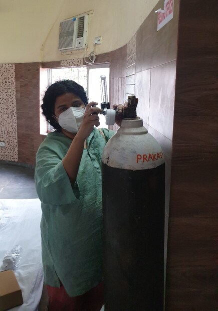 প্রচুর চাহিদার কারণে অনেক জায়গাতেই কালোবাজারি চক্র গড়ে উঠেছে এই অক্সিজেনের জোগানকে ঘিরে, এমনকী বেশি টাকা দিয়ে কিনতে চাইলেও অক্সিজেন সিলিন্ডার, কনসেনট্রেটর এবং সহযোগী যন্ত্র সব প্রয়োজন অনুযায়ী পাওয়া যাচ্ছে না।   এমন অবস্থায় যখন মেডিক্যাল অক্সিজেনের আকাল ও দাম বৃদ্ধি পেয়েছে , তখন সাধারণ নাগরিক পরিচালিত অলাভজনক সংস্থা প্রামেয়া ফাউন্ডেশন কলকাতার শ্বাসকষ্টে  ভোগা কোভিড রোগীদের জন্য গড়ে তুলেছে ‘অক্সিজোন’ যেখানে বিনামূল্যে অক্সিজেন দেওয়ার ব্যবস্থা করা হয়েছে। 