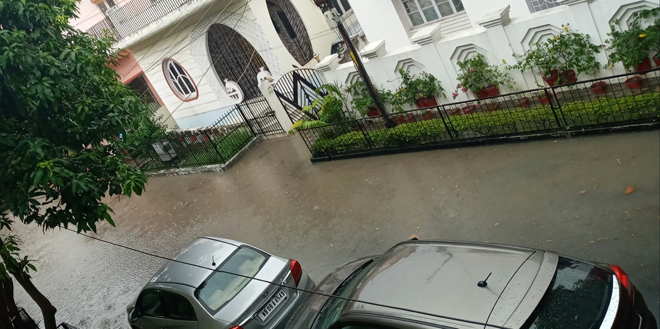বৃষ্টির সঙ্গেই চলল ঝোড়ো হাওয়া উত্তর ও দক্ষিণ ২৪ পরগনা, হাওড়া, হুগলি-সহ দক্ষিণবঙ্গের একাধিক জেলায়। দেড় ঘণ্টার বৃষ্টিতেই শহরের একাধিক জায়গায় জল জমে যায় ৷ করোনার জেরে রাস্তায় যানবাহনের সংখ্যা এখন কম ৷ নাহলে আরও বেশি দুর্ভোগের সম্মুখীন হতে হত নিত্যযাত্রীদের ৷ ছবি সৌজন্যে- দেবময় ঘোষ বৃষ্টির সঙ্গেই চলল ঝোড়ো হাওয়া উত্তর ও দক্ষিণ ২৪ পরগনা, হাওড়া, হুগলি-সহ দক্ষিণবঙ্গের একাধিক জেলায়। দেড় ঘণ্টার বৃষ্টিতেই শহরের একাধিক জায়গায় জল জমে যায় ৷ করোনার জেরে রাস্তায় যানবাহনের সংখ্যা এখন কম ৷ নাহলে আরও বেশি দুর্ভোগের সম্মুখীন হতে হত নিত্যযাত্রীদের ৷ ছবি সৌজন্যে- দেবময় ঘোষ
