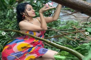 আসলে, দীপিকার নতুন এই ফোটোশ্যুটের সমস্ত ছবি তোলা হয়েছে ভয়ংকর ঘূর্ণিঝড় তাউকতাইয়ের আছড়ে পরার মধ্যে। মুম্বইয়ের বাড়িতেই ঝড় চলাকালীন তিনি এই ফোটোশ্যুট করেছেন। যে কারণে ব্যাপক সমালোচনার মুখে পড়তে হচ্ছে অভিনেত্রীকে। আসলে, দীপিকার নতুন এই ফোটোশ্যুটের সমস্ত ছবি তোলা হয়েছে ভয়ংকর ঘূর্ণিঝড় তাউকতাইয়ের আছড়ে পরার মধ্যে। মুম্বইয়ের বাড়িতেই ঝড় চলাকালীন তিনি এই ফোটোশ্যুট করেছেন। যে কারণে ব্যাপক সমালোচনার মুখে পড়তে হচ্ছে অভিনেত্রীকে।