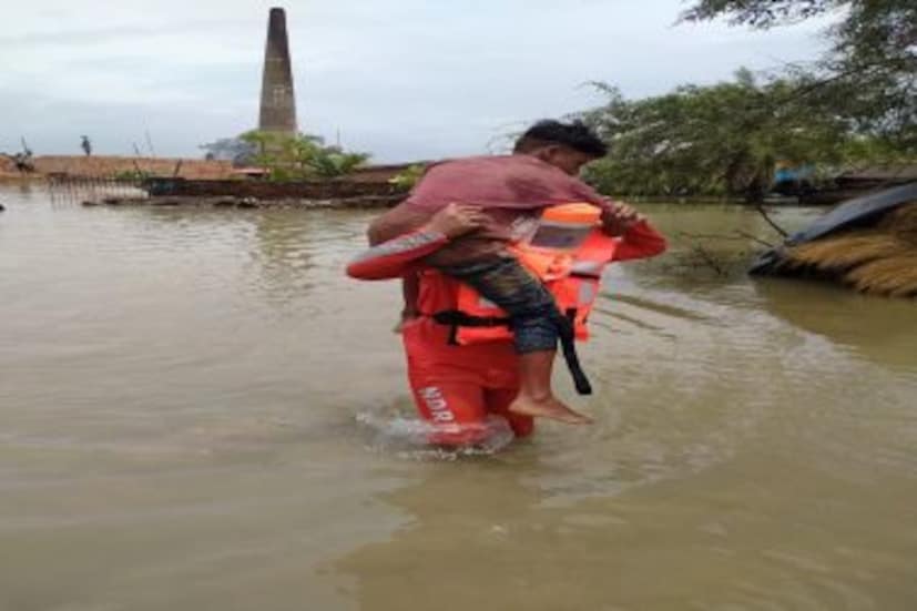 সেই সঙ্গে পূর্ণিমার ভরা কোটাল জলস্তরকে আরও বাড়িয়ে দিয়েছে। যার জেরে প্লাবিত হয়েছে দক্ষিণ ২৪ পরগনার কুলপি ও তার সংলগ্ন একাধিক এলাকা। বাঁধ ভেঙে গ্রামগুলিতে ঢুকে পড়েছে সমুদ্রের জল। ফলে প্লাবিত বিস্তীর্ণ এলাকা। 