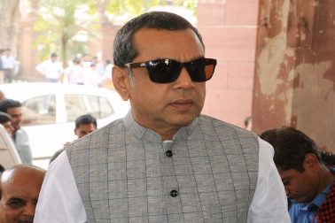 ফির হেরা ফেরি ছবিতে তাঁর বিখ্যাত ডায়ালগ ছিল, 'আরে বাবা রং নাম্বার হ্যায় তো উঠাতি কাইকো হ্যায় রে?' হেরা ফেরি ছবিতে তাঁর মুখে শোনা গিয়েছিল, 'পহেলে মেরেকো ইয়ে সমঝা কি... ইসকো সামঝানা কেয়া হ্যায়?' ফির হেরা ফেরি ছবিতে তাঁর বিখ্যাত ডায়ালগ ছিল, 'আরে বাবা রং নাম্বার হ্যায় তো উঠাতি কাইকো হ্যায় রে?' হেরা ফেরি ছবিতে তাঁর মুখে শোনা গিয়েছিল, 'পহেলে মেরেকো ইয়ে সমঝা কি... ইসকো সামঝানা কেয়া হ্যায়?'