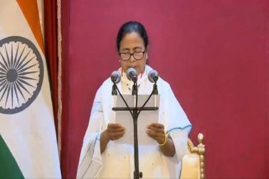 জাতীয় সঙ্গীত দিয়ে শুরু হয় অনুষ্ঠান। বুধবার সকাল ১০টা ৪৫মিনিটে রাজভবনে শপথ নেওয়ার কথা ছিল। মিনিট ২০ আগেই রাজভবনে পৌঁছে যান মমতা। তারপরেই শুরু হয় অনুষ্ঠান। শপথবাক্য পাঠ করেন মুখ্যমন্ত্রী। জাতীয় সঙ্গীত দিয়ে শুরু হয় অনুষ্ঠান। বুধবার সকাল ১০টা ৪৫মিনিটে রাজভবনে শপথ নেওয়ার কথা ছিল। মিনিট ২০ আগেই রাজভবনে পৌঁছে যান মমতা। তারপরেই শুরু হয় অনুষ্ঠান। শপথবাক্য পাঠ করেন মুখ্যমন্ত্রী।
