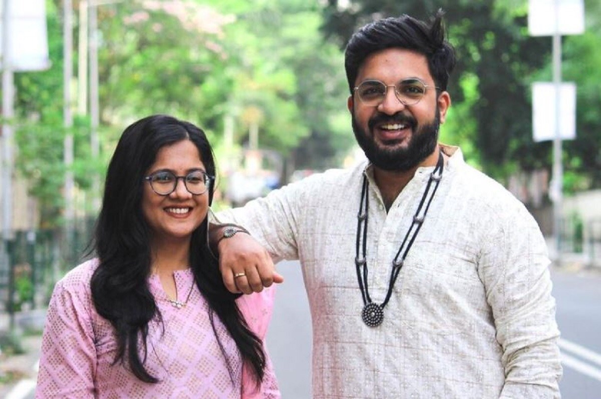 নারী পুরুষ উভয়ের অধিকার সমান হলে, তাঁদের জন্য তৈরি সব নিয়ম এক হওয়া উচিত। যদিও এই ঘটনা জানাজানি হওয়ার পর অনেকেই নানা ভাবে ওই যুবককে অপমান করেন। রীতি বা নিয়ম ভাঙার মতো অপরাধ করেছেন বলেও কথা শোনানো হয়। তবে সে সবে পাত্তা দেওয়ার মানুষই নন এই দম্পতি। তাঁরা খোলা হাওয়ার মতো সমাজে নতুন বার্তা ছড়িয়ে দেওয়ার মানুষ। photo source Instagram নারী পুরুষ উভয়ের অধিকার সমান হলে, তাঁদের জন্য তৈরি সব নিয়ম এক হওয়া উচিত। যদিও এই ঘটনা জানাজানি হওয়ার পর অনেকেই নানা ভাবে ওই যুবককে অপমান করেন। রীতি বা নিয়ম ভাঙার মতো অপরাধ করেছেন বলেও কথা শোনানো হয়। তবে সে সবে পাত্তা দেওয়ার মানুষই নন এই দম্পতি। তাঁরা খোলা হাওয়ার মতো সমাজে নতুন বার্তা ছড়িয়ে দেওয়ার মানুষ। photo source Instagram