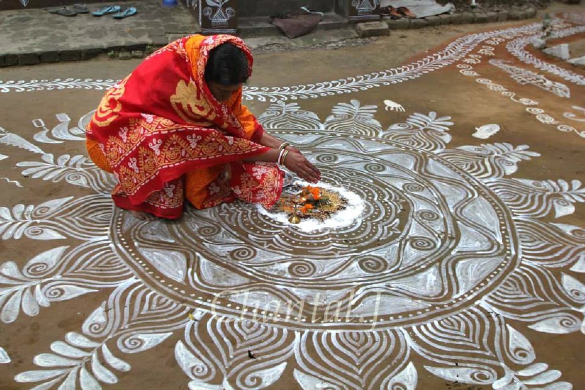 • বিবাহিত মহিলারা স্বামীর মঙ্গল কামনায় এবং সিঁথির সিঁদুর অক্ষয় করতে এয়োস্ত্রীদের সিঁদুর-আলতা দান করুন । • বিবাহিত মহিলারা স্বামীর মঙ্গল কামনায় এবং সিঁথির সিঁদুর অক্ষয় করতে এয়োস্ত্রীদের সিঁদুর-আলতা দান করুন ।