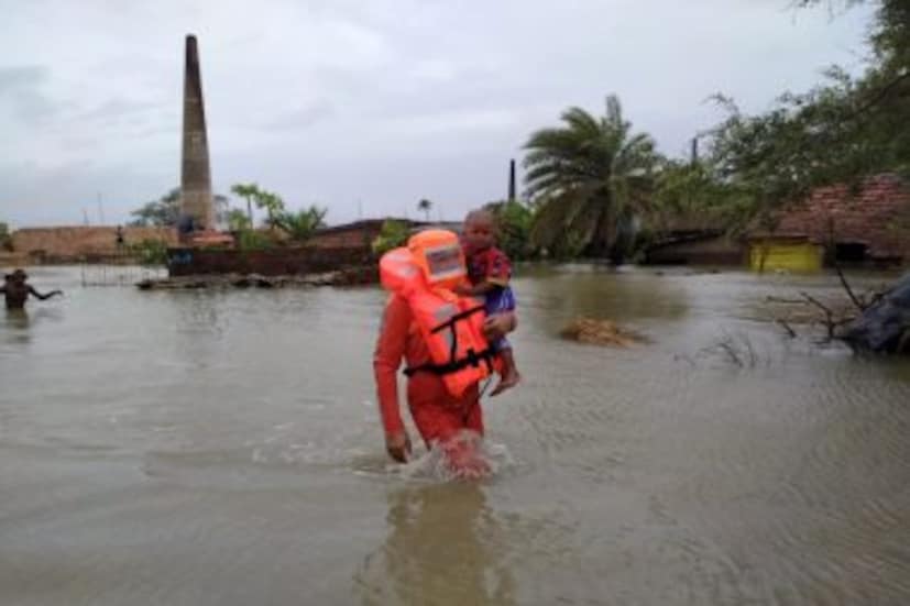 একই ভাবে বাঁধ ভেঙে প্লাবিত হয়েছে কসতলা, কচুবেড়িয়া, মহিষামারি এলাকা। হোগলা নদীর জল ঢুকে প্লাবিত হয়েছে বাসন্তীর লাগোয়া বিস্তীর্ণ এলাকা। বুধবার রায়দিঘির কুমড়োপাড়া এলাকায় মণি নদীর বাঁধে ফাটল দেখা দেয়। সেই ফাটল দিয়ে জল ঢুকতে শুরু করেছে গ্রামগুলিতে।