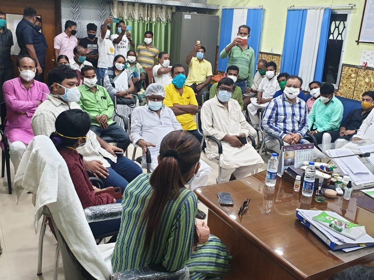 ট্যুইটারে মিমি এই ছবি শেয়ার করেছেন। তিনি জানিয়েছেন এই দূর্যোগের পর তিনি ও তাঁর দল মানুষের পাশে আছে। আজ নিজের এলাকার মানুষের সঙ্গে দেখা করেন তিনি। আগামী কর্মসূচি নিয়ে দলের কর্মীদের সঙ্গে বৈঠক করেন। ট্যুইটারে মিমি এই ছবি শেয়ার করেছেন। তিনি জানিয়েছেন এই দূর্যোগের পর তিনি ও তাঁর দল মানুষের পাশে আছে। আজ নিজের এলাকার মানুষের সঙ্গে দেখা করেন তিনি। আগামী কর্মসূচি নিয়ে দলের কর্মীদের সঙ্গে বৈঠক করেন।
