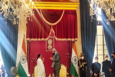 রাজভবনে শপথের পরে রাজ্যপাল জগদীপ ধনখড়ের সঙ্গে সৌজন্য বিনিময়। রাজভবনের ঐতিহ্যমন্ডিত থ্রোন হল বা মার্বেল রুম লাগোয়া হলে শপথ নিলেন মমতা। রাজভবনের তরফ থেকে যে সব বিশিষ্টদের আমন্ত্রণ জানানো হয়েছিল তাঁরাও কোভিড বিধি মেনে হাজির ছিলেন এ দিনের অনুষ্ঠানে। রাজভবনে শপথের পরে রাজ্যপাল জগদীপ ধনখড়ের সঙ্গে সৌজন্য বিনিময়। রাজভবনের ঐতিহ্যমন্ডিত থ্রোন হল বা মার্বেল রুম লাগোয়া হলে শপথ নিলেন মমতা। রাজভবনের তরফ থেকে যে সব বিশিষ্টদের আমন্ত্রণ জানানো হয়েছিল তাঁরাও কোভিড বিধি মেনে হাজির ছিলেন এ দিনের অনুষ্ঠানে।