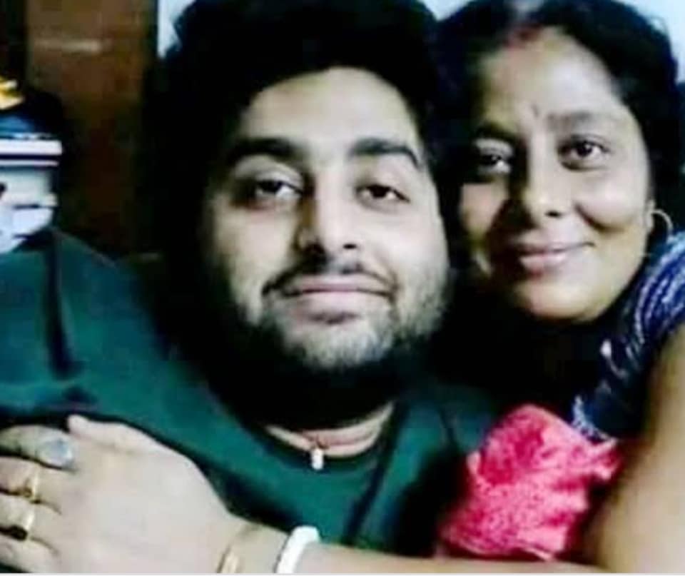 করোনা আক্রান্ত হয়ে ঢাকুরিয়ার একটি বেসরকারি হাসপাতালে চিকিৎসাধীন ছিলেন তিনি। মৃত্যুকালে বয়স হয়েছিল ৫৭ বছর। মাকে চিকিৎসার জন্য জিয়াগঞ্জ থেকে প্রথমে বহরমপুর মাতৃসদন ও পরে কলকাতায় নিয়ে আসেন অরিজিৎ। এই কয়েকদিন কলকাতায় ছিলেন অরিজিৎ ও তাঁর স্ত্রী কোয়েল। একমো ভেন্টিলেশনে ছিলেন তিনি। তার মাঝেই ব্রেন স্ট্রোক হয়। তারপরেই আজ সকালে আসে দুঃসংবাদ। গতকাল রাতেই মারা যান তিনি। photo source collected করোনা আক্রান্ত হয়ে ঢাকুরিয়ার একটি বেসরকারি হাসপাতালে চিকিৎসাধীন ছিলেন তিনি। মৃত্যুকালে বয়স হয়েছিল ৫৭ বছর। মাকে চিকিৎসার জন্য জিয়াগঞ্জ থেকে প্রথমে বহরমপুর মাতৃসদন ও পরে কলকাতায় নিয়ে আসেন অরিজিৎ। এই কয়েকদিন কলকাতায় ছিলেন অরিজিৎ ও তাঁর স্ত্রী কোয়েল। একমো ভেন্টিলেশনে ছিলেন তিনি। তার মাঝেই ব্রেন স্ট্রোক হয়। তারপরেই আজ সকালে আসে দুঃসংবাদ। গতকাল রাতেই মারা যান তিনি। photo source collected