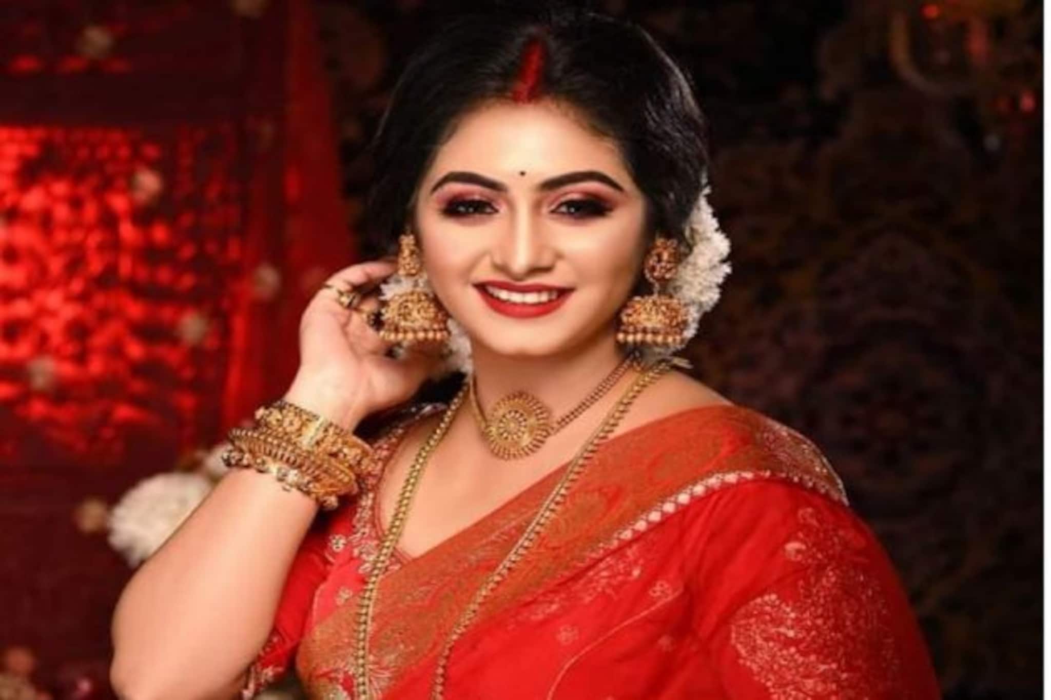 মাথা ভর্তি সিঁদুর, বিছানায় শ্যামা ! একান্ত মুহূর্তের ভিডিওতে ভাইরাল তিয়াশা রায়