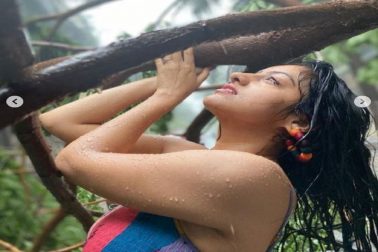 ঝড় চলাকালীন ঘর থেকে বাইরে বেরিয়ে উপড়ে পরা গাছের আশপাশে, এমনকী গাছের উপরে বসে নানা ধরনের পোজে ছবি তুলেছেন তিনি। আর তা দেখেই নেটিজেনের বক্তব্য এগুলি খুবই 'অসংবেদনশীল'। কী ভাবে এমন ঝড়ের মধ্যে ঘর থেকে বাইরে বেরিয়ে ফোটোশ্যুট করলেন অভিনেত্রী তা নিয়ে প্রশ্ন তুলেছেন অনেকে। ঝড় চলাকালীন ঘর থেকে বাইরে বেরিয়ে উপড়ে পরা গাছের আশপাশে, এমনকী গাছের উপরে বসে নানা ধরনের পোজে ছবি তুলেছেন তিনি। আর তা দেখেই নেটিজেনের বক্তব্য এগুলি খুবই 'অসংবেদনশীল'। কী ভাবে এমন ঝড়ের মধ্যে ঘর থেকে বাইরে বেরিয়ে ফোটোশ্যুট করলেন অভিনেত্রী তা নিয়ে প্রশ্ন তুলেছেন অনেকে।