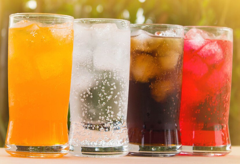 • CARBONATED DRINKS: শরীরের পক্ষে অত্যন্ত ক্ষতিকারক কোল্ড ড্রিঙ্কস বা যে কোনও ধরনের এনার্জি ড্রিঙ্কস ও সফ্ট ড্রিঙ্কস । এতে প্রচুর পরিমাণে সুগার থাকে যা শরীরের অক্সিডেটিভ স্টেস মারাত্মক বাড়িয়ে দেয় । 