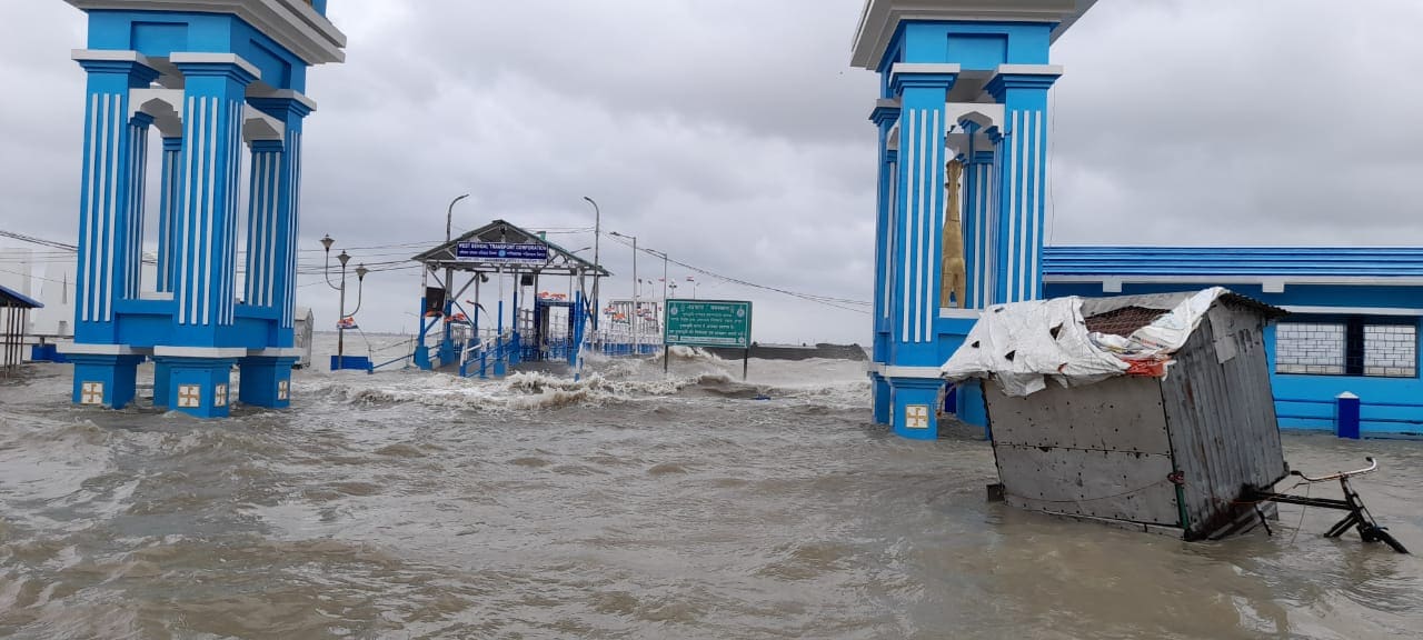 শুক্রবার, ২৮ মে হেলিকপ্টারে প্রথমে উত্তর চব্বিশ পরগণার হিঙ্গলগঞ্জ এলাকা পরিদর্শন করবেন মুখ্যমন্ত্রী৷ সেখান থেকে তিনি যাবেন দক্ষিণ চব্বিশ পরগণার সাগরে৷ সবশেষে তিনি যাবেন পূর্ব মেদিনীপুরের দিঘায়৷ আকাশপথে ঘূর্ণিঝড় এবং তার জেরে জলস্ফীতি হয়ে প্লাবিত এলাকাগুলি পরিদর্শন করবেন মু্খ্যমন্ত্রী৷ সন্দেশখালি, সাগর এবং দিঘা- তিন জায়গাতেই প্রশাসনিক পর্যালোচনা বৈঠক করবেন তিনি৷ শনিবার কলকাতায় ফিরবেন মমতা বন্দ্যোপাধ্যায়৷ এ দিন নবান্নে এ কথাই জানিয়েছেন রাজ্যের মুখ্যসচিব আলাপন বন্দ্যোপাধ্যায়৷ মুখ্যমন্ত্রীর সঙ্গে এই সফরে থাকবেন মুখ্যসচিব সহ প্রশাসনের শীর্ষ কর্তারা৷ শুক্রবার, ২৮ মে হেলিকপ্টারে প্রথমে উত্তর চব্বিশ পরগণার হিঙ্গলগঞ্জ এলাকা পরিদর্শন করবেন মুখ্যমন্ত্রী৷ সেখান থেকে তিনি যাবেন দক্ষিণ চব্বিশ পরগণার সাগরে৷ সবশেষে তিনি যাবেন পূর্ব মেদিনীপুরের দিঘায়৷ আকাশপথে ঘূর্ণিঝড় এবং তার জেরে জলস্ফীতি হয়ে প্লাবিত এলাকাগুলি পরিদর্শন করবেন মু্খ্যমন্ত্রী৷ সন্দেশখালি, সাগর এবং দিঘা- তিন জায়গাতেই প্রশাসনিক পর্যালোচনা বৈঠক করবেন তিনি৷ শনিবার কলকাতায় ফিরবেন মমতা বন্দ্যোপাধ্যায়৷ এ দিন নবান্নে এ কথাই জানিয়েছেন রাজ্যের মুখ্যসচিব আলাপন বন্দ্যোপাধ্যায়৷ মুখ্যমন্ত্রীর সঙ্গে এই সফরে থাকবেন মুখ্যসচিব সহ প্রশাসনের শীর্ষ কর্তারা৷