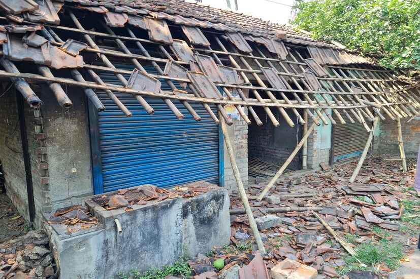 দক্ষিণ ২৪ পরগনার বজবজ, সাতগাছিয়া বিধানসভার একাধিক অঞ্চলে ভোট পরবর্তী অশান্তি হয়েছে বলে কেন্দ্রীয় স্বরাষ্ট্র মন্ত্রকের কাছে অভিযোগ জমা পড়েছিল বলেই খবর। একাধিক জায়গায় বাড়ি ভাঙচুর দোকান ভাঙচুর করা হয়েছিল।