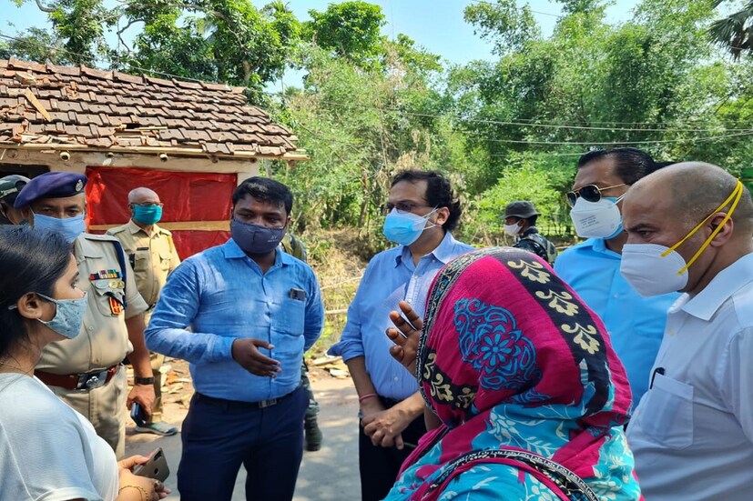 মূলত ভোট-পরবর্তী অশান্তি নিয়ে রাজ্যপালের কাছে যে যে অভিযোগগুলো বিরোধী দলগুলি তরফে জমা পড়েছে সেই সব অভিযোগ নিয়েই এই প্রতিনিধি দলের সঙ্গে আলোচনা হয়েছে বলেই রাজভবন সূত্রে খবর। পাশাপাশি সেই অঞ্চল গুলির তালিকা সম্পর্কে ও স্বরাষ্ট্র মন্ত্রকের প্রতিনিধিদল বিস্তারিত তথ্য নিয়েছে বলে জানা গিয়েছে। রাজ্যপালের সঙ্গে বৈঠকের পর সরাসরি কেন্দ্রীয় স্বরাষ্ট্র মন্ত্রকের এই প্রতিনিধি দল দক্ষিণ ২৪ পরগনার বিভিন্ন অঞ্চল পরিদর্শন করেন।