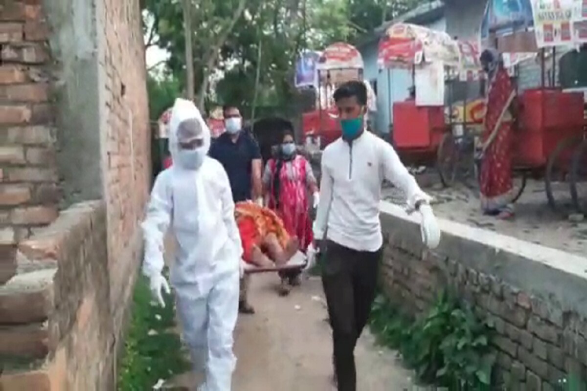 •করোনাকালে আতঙ্কগ্রস্ত না হয়ে বরং সচেতন হোন। বেশ কিছুদিন ধরেই এমন প্রচার চলছে সরকারি ও বেসরকারি বিভিন্ন স্তরে। এমনকী করোনা আক্রান্তদের অবহেলা না করে সাহায্যের হাত বাড়িয়ে দেওয়ার কথাও বলা হচ্ছে। কিন্তু, গ্রামবাংলায় করোনা নিয়ে সচেতনতার তুলনায় আতঙ্ক ঢের বেশি। আতঙ্ক এমন যে, জন্মদাতা মা, অসুস্থ বৃদ্ধ বাবাকে ফেলে রেখে উধাও ছেলেমেয়েরা। •করোনাকালে আতঙ্কগ্রস্ত না হয়ে বরং সচেতন হোন। বেশ কিছুদিন ধরেই এমন প্রচার চলছে সরকারি ও বেসরকারি বিভিন্ন স্তরে। এমনকী করোনা আক্রান্তদের অবহেলা না করে সাহায্যের হাত বাড়িয়ে দেওয়ার কথাও বলা হচ্ছে। কিন্তু, গ্রামবাংলায় করোনা নিয়ে সচেতনতার তুলনায় আতঙ্ক ঢের বেশি। আতঙ্ক এমন যে, জন্মদাতা মা, অসুস্থ বৃদ্ধ বাবাকে ফেলে রেখে উধাও ছেলেমেয়েরা।