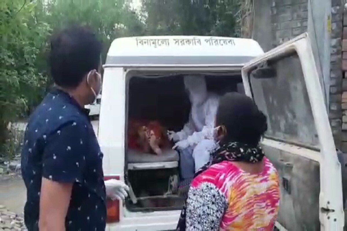 •শুক্রবার সকালে এমনই ঘটনার সাক্ষী মালদহের মানিকচকের কামালপুর গ্রাম। শুধু পরিবারের লোকজনই নয়। করোনা আক্রান্ত বৃদ্ধাকে দেখে আতঙ্কিত হয়ে কাছে ঘেঁষতে নারাজ গ্রামবাসীদের অনেকেই। এমনকি স্বাস্থ্য দফতরের অ্যাম্বুলেন্স পৌঁছালেও বৃদ্ধাকে অ্যাম্বুলেন্সে তোলার লোকই পাওয়া গেল না গ্রামে। •শুক্রবার সকালে এমনই ঘটনার সাক্ষী মালদহের মানিকচকের কামালপুর গ্রাম। শুধু পরিবারের লোকজনই নয়। করোনা আক্রান্ত বৃদ্ধাকে দেখে আতঙ্কিত হয়ে কাছে ঘেঁষতে নারাজ গ্রামবাসীদের অনেকেই। এমনকি স্বাস্থ্য দফতরের অ্যাম্বুলেন্স পৌঁছালেও বৃদ্ধাকে অ্যাম্বুলেন্সে তোলার লোকই পাওয়া গেল না গ্রামে।