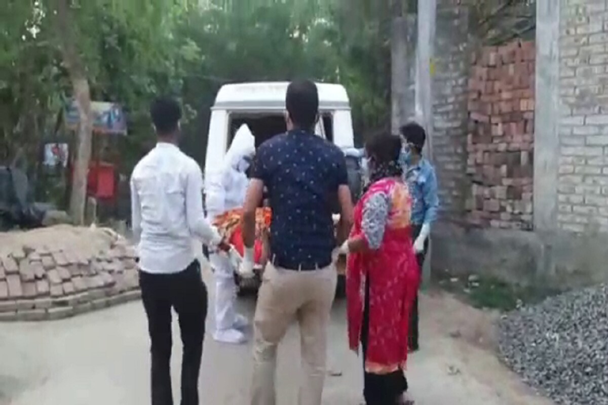 •এদিনের ঘটনা নিয়ে উদ্বিগ্ন চিকিৎসা ব্যবস্থার সঙ্গে যুক্ত বিশেষজ্ঞরা। করোনা আক্রান্ত হলে রোগীকে চিকিৎসার আওতায় আনা না গেলে শরীরের হাল ফেরানো কঠিন। কিন্তু মানিকচকের ঘটনায়, আতঙ্কিত বাসিন্দাদের অনেকেই নিজেদের গুটিয়ে রাখলেন। গুরুতর অসুস্থ অবস্থায়তেও প্রিয়জনদের সাহায্য পেলেন না অসহায় বৃদ্ধ দম্পতি। সময়মতো ব্লক স্বাস্থ্য আধিকারিক এগিয়ে না এলে চিকিৎসা পাওয়া কঠিন হতো। •এদিনের ঘটনা নিয়ে উদ্বিগ্ন চিকিৎসা ব্যবস্থার সঙ্গে যুক্ত বিশেষজ্ঞরা। করোনা আক্রান্ত হলে রোগীকে চিকিৎসার আওতায় আনা না গেলে শরীরের হাল ফেরানো কঠিন। কিন্তু মানিকচকের ঘটনায়, আতঙ্কিত বাসিন্দাদের অনেকেই নিজেদের গুটিয়ে রাখলেন। গুরুতর অসুস্থ অবস্থায়তেও প্রিয়জনদের সাহায্য পেলেন না অসহায় বৃদ্ধ দম্পতি। সময়মতো ব্লক স্বাস্থ্য আধিকারিক এগিয়ে না এলে চিকিৎসা পাওয়া কঠিন হতো।